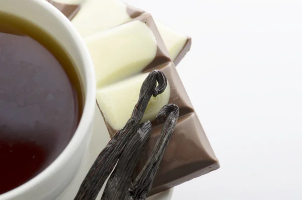 Cup of hot tea with dark chocolate — Stock Photo, Image