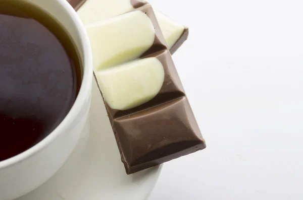Taza de té caliente con chocolate negro — Foto de Stock