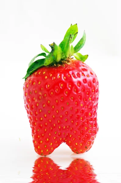 Υγιή κόκκινο φράουλα φρούτα που απομονώνονται σε λευκό φόντο — Φωτογραφία Αρχείου