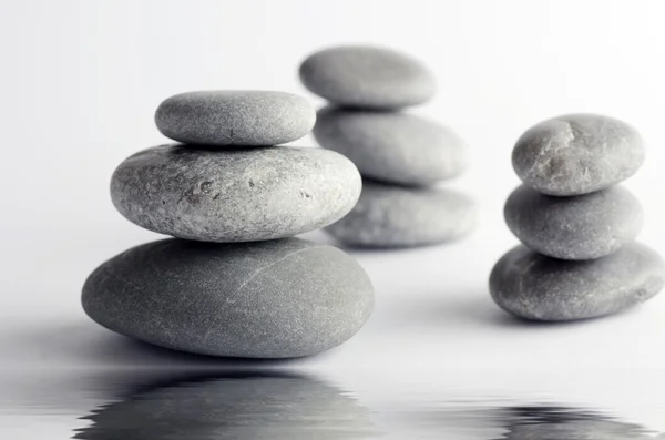 Pirámide de las piedras aisladas sobre fondo blanco — Foto de Stock