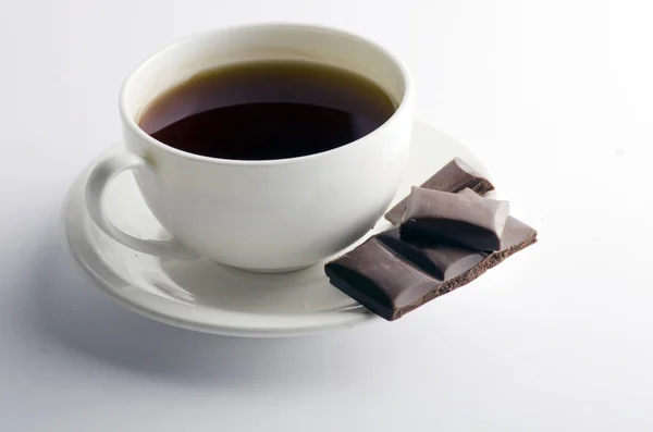 Cup of hot tea with dark chocolate — Stock Photo, Image