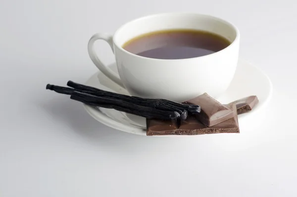 Cup of hot tea with dark chocolate — Stock Photo, Image