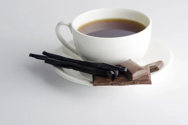 Taza de té caliente con chocolate negro — Foto de Stock