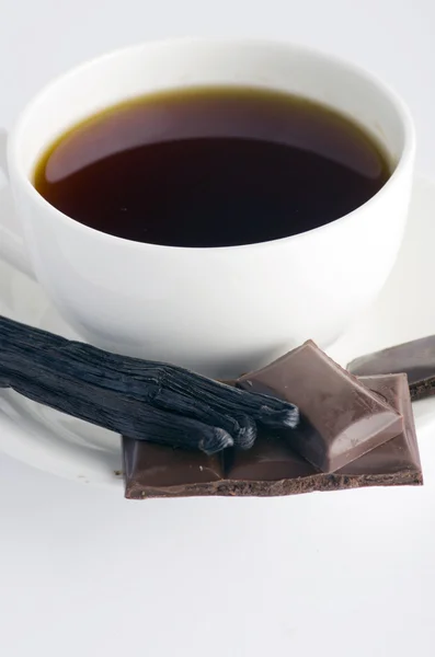 Cup of hot tea with dark chocolate — Stock Photo, Image