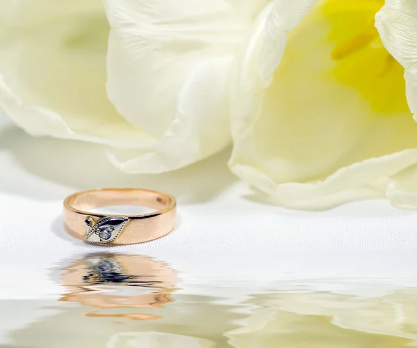 Anillo de oro con tulipán. Regalo . —  Fotos de Stock