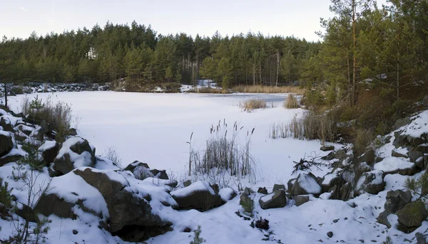 Panorama di una fossa di pietra abbandonata in inverno — Foto Stock