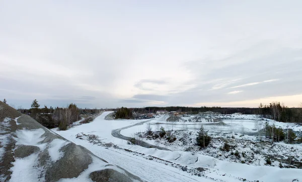 Panorama över ett övergivet sten grop på vintern — Stockfoto