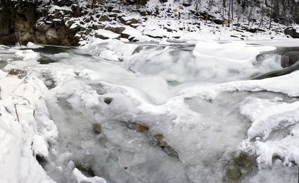 Płynącej wody strumienia górskiego Karpat — Zdjęcie stockowe