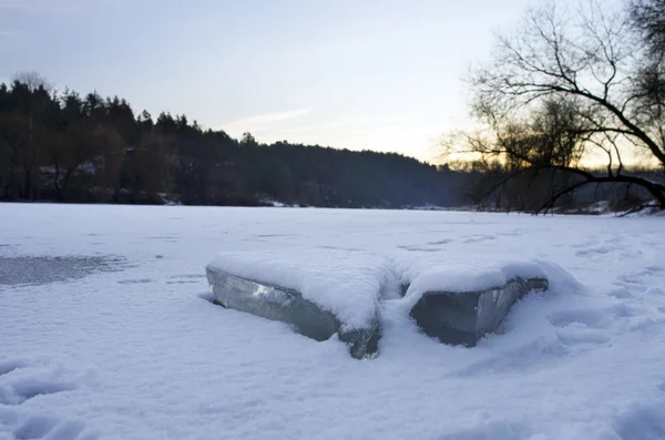 Wyczyścić rzekę lodu w zimny zimowy poranek — Zdjęcie stockowe