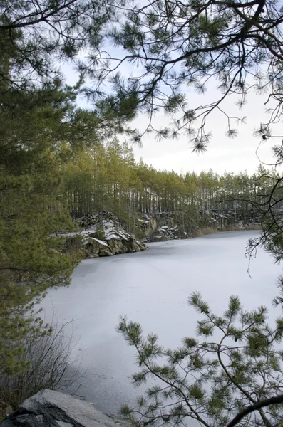 Carrière de pierre couverte de neige en hiver — Photo