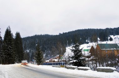 Kış akşam dağ yayla manzarası (Karpat, Ukrayna)
