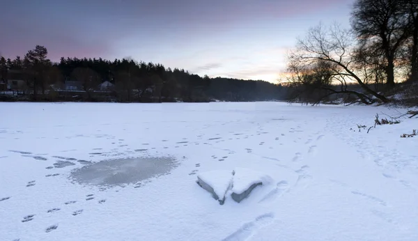 Schakel rivier ijs in koude winterochtend onder zonnestralen — Stockfoto