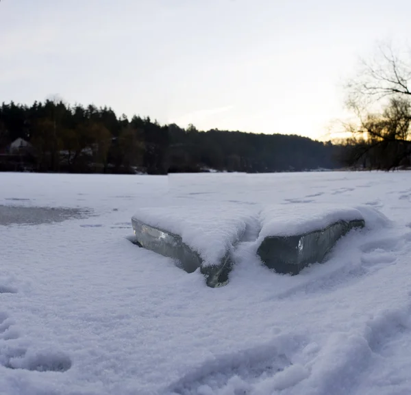 Wyczyścić rzekę lodu w zimny zimowy poranek pod promienie słoneczne — Zdjęcie stockowe