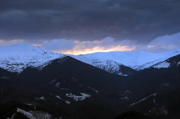 Winter evening mountain plateau landscape (Carpathian, Ukraine) — Stock Photo, Image