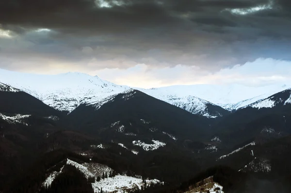 Kış akşam dağ yayla manzarası (Karpat, Ukrayna) — Stok fotoğraf