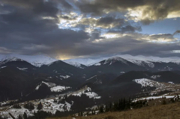 Vinter kväll berg platå landskap (Karpaterna, Ukraina) — Stockfoto