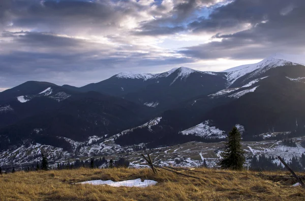 Winter evening mountain plateau landscape (Carpathian, Ukraine) — Stock Photo, Image