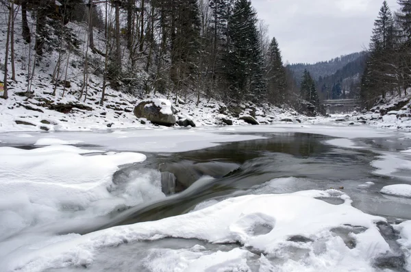 El hielo cubre las rocas en un río de cámara lenta en el invierno — Foto de Stock