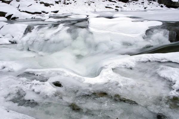 El hielo cubre las rocas en un río de cámara lenta en el invierno — Foto de Stock