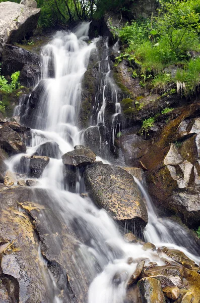 Landschaft mit Wasserfall in den Bergen — Stockfoto