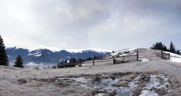 Téli nyugodt hegyvidéki táj — Stock Fotó