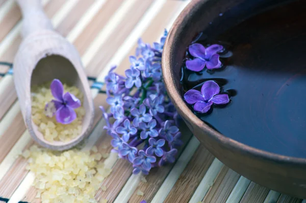 Bloemen in een kom kleur van bruin met zeezout voor Spa Rechtenvrije Stockafbeeldingen