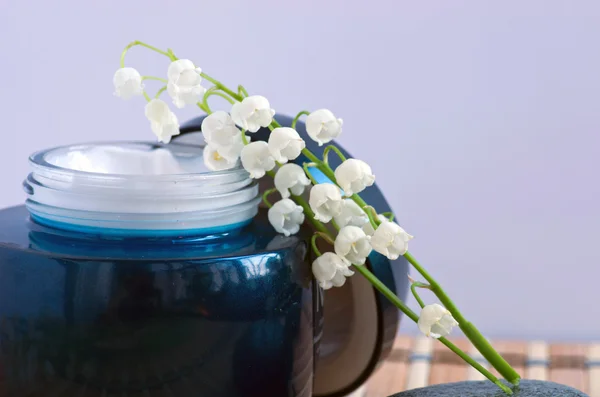 Flowers in a bowl color of brown with sea salt for SPA — Stock Photo, Image