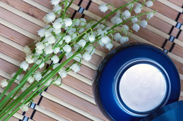 Blumen in einer Schüssel Farbe braun mit Sahne für den Wellnessbereich — Stockfoto
