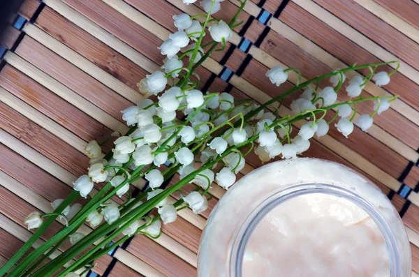 Bunga dalam warna mangkuk coklat dengan krim untuk SPA — Stok Foto