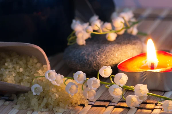 Fleurs dans un bol de couleur marron avec du sel de mer pour SPA — Photo