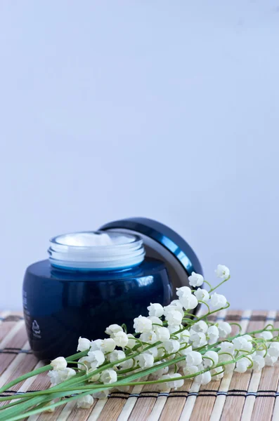 Flowers in a bowl color of brown with sea salt for SPA — Stock Photo, Image