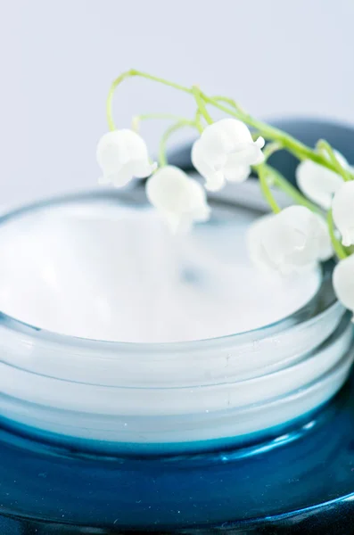 Flowers in a bowl color of brown with sea salt for SPA — Stock Photo, Image