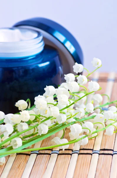 Flowers in a bowl color of brown with sea salt for SPA — Stock Photo, Image