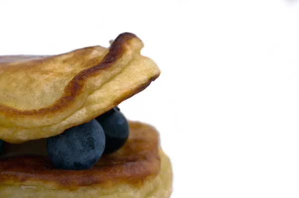 Deliciosos panqueques de cerca, con arándanos frescos y arce sy — Foto de Stock