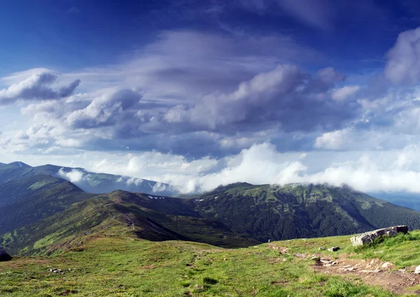 Avond plateau berglandschap (Karpaten, Oekraïne) — Stockfoto