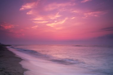 Deniz sunrice altın gökyüzü manzara