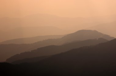 sonbahar sabahı dağ görüş güneş ve pus