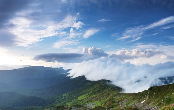 Karpaterna. Panorama över bergen — Stockfoto