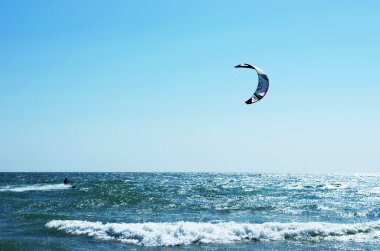 Kitesurfer sörf gölde dinmesini