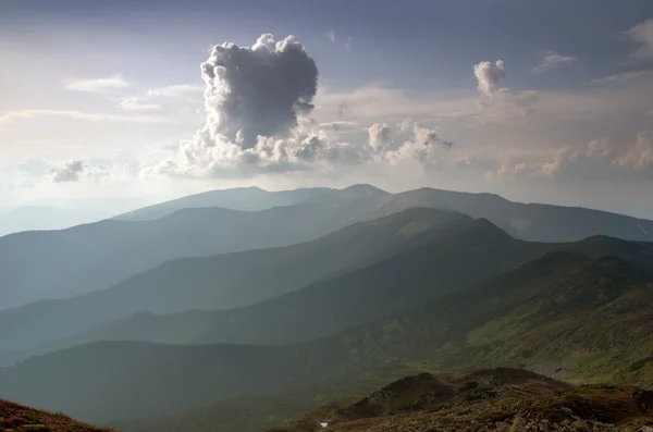 Paisagem planalto montanha noite (Cárpatos, Ucrânia ) — Fotografia de Stock