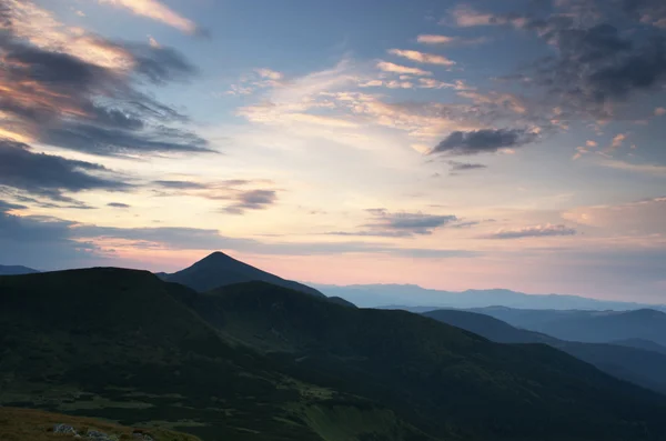 Enevoado ensolarado montanha (Cárpatos Mt, Ucrânia ) — Fotografia de Stock