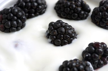 Kahvaltı için taze meyveleri ve lezzetli yoğurt