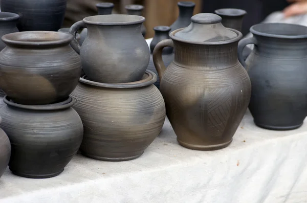 Produits en argile rouge. Poterie de différentes tailles exposée — Photo