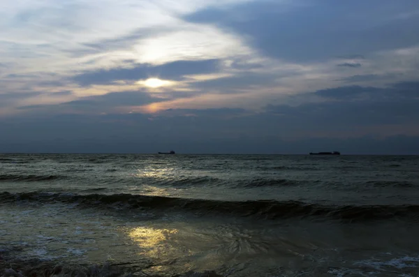 Paisagem mar sunrice céu dourado — Fotografia de Stock