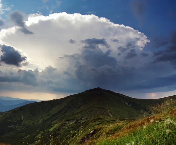 Nebbioso tramonto montagna (Carpazi Mt, Ucraina ) — Foto Stock