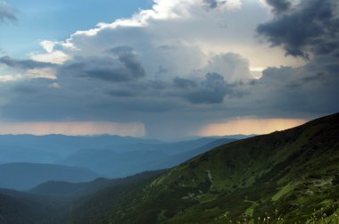 Renkli yaz gündoğumu Karpat Dağları'nda.