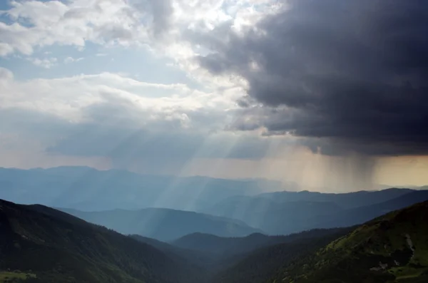 Renkli yaz gündoğumu Karpat Dağları'nda. — Stok fotoğraf