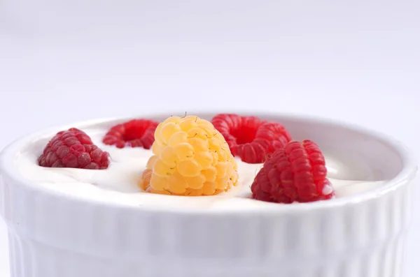 Natural yogurt with fresh raspberries — Stock Photo, Image