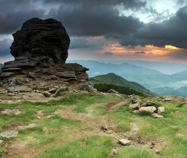 Czarnohory Góra grzbiet karpacki, Ukraina. — Zdjęcie stockowe