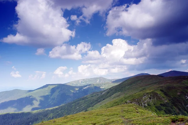 Cordillera Chornogora de la montaña Cárpatos, Ucrania . — Foto de Stock